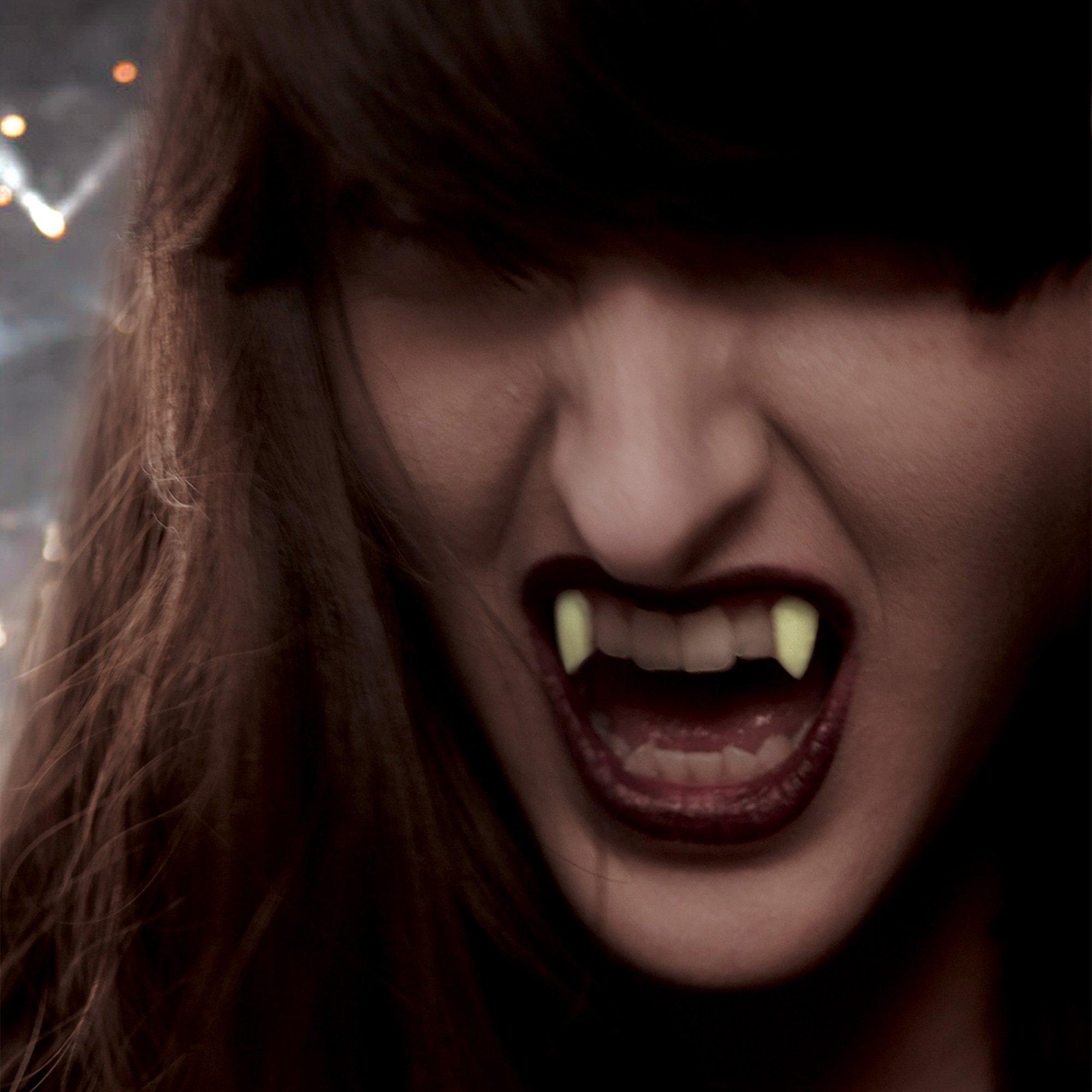 Scarecrow™ Glow-in-the-Dark Deluxe Vampire Fang Set. 14mm. 2pc - Image 2